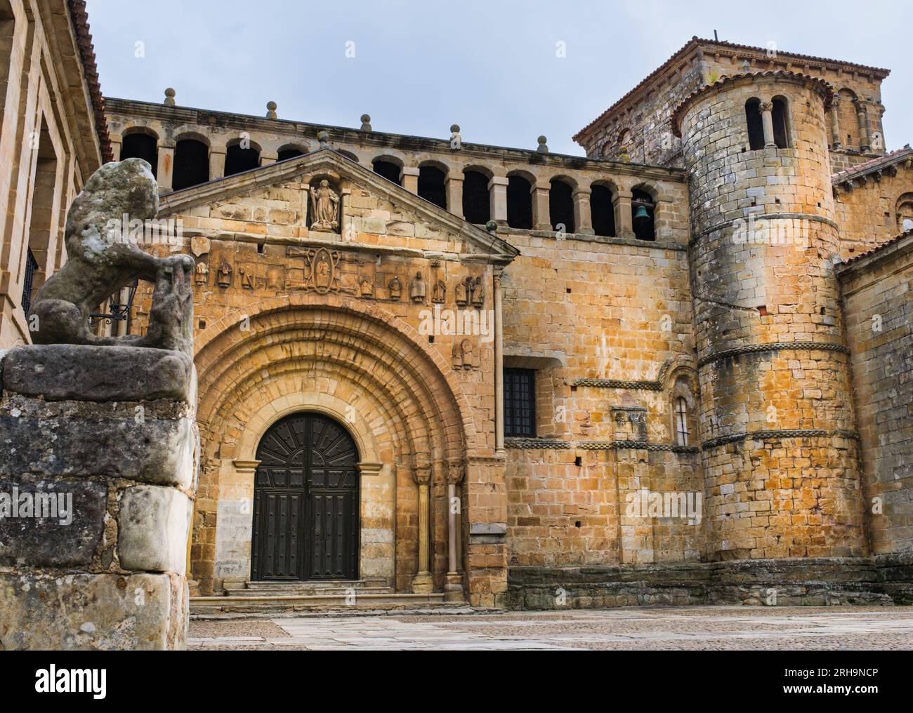 Veduta della facciata principale della collegiata romanica della Santillana del Mar. Foto Stock