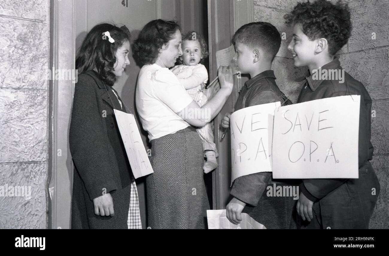 1946, storico, challeger Club bambini...tre bambini alla porta di una proprietà, una madre che tiene il bambino firma un? A sostegno dell'O.P. A, New York, USA. Foto Stock