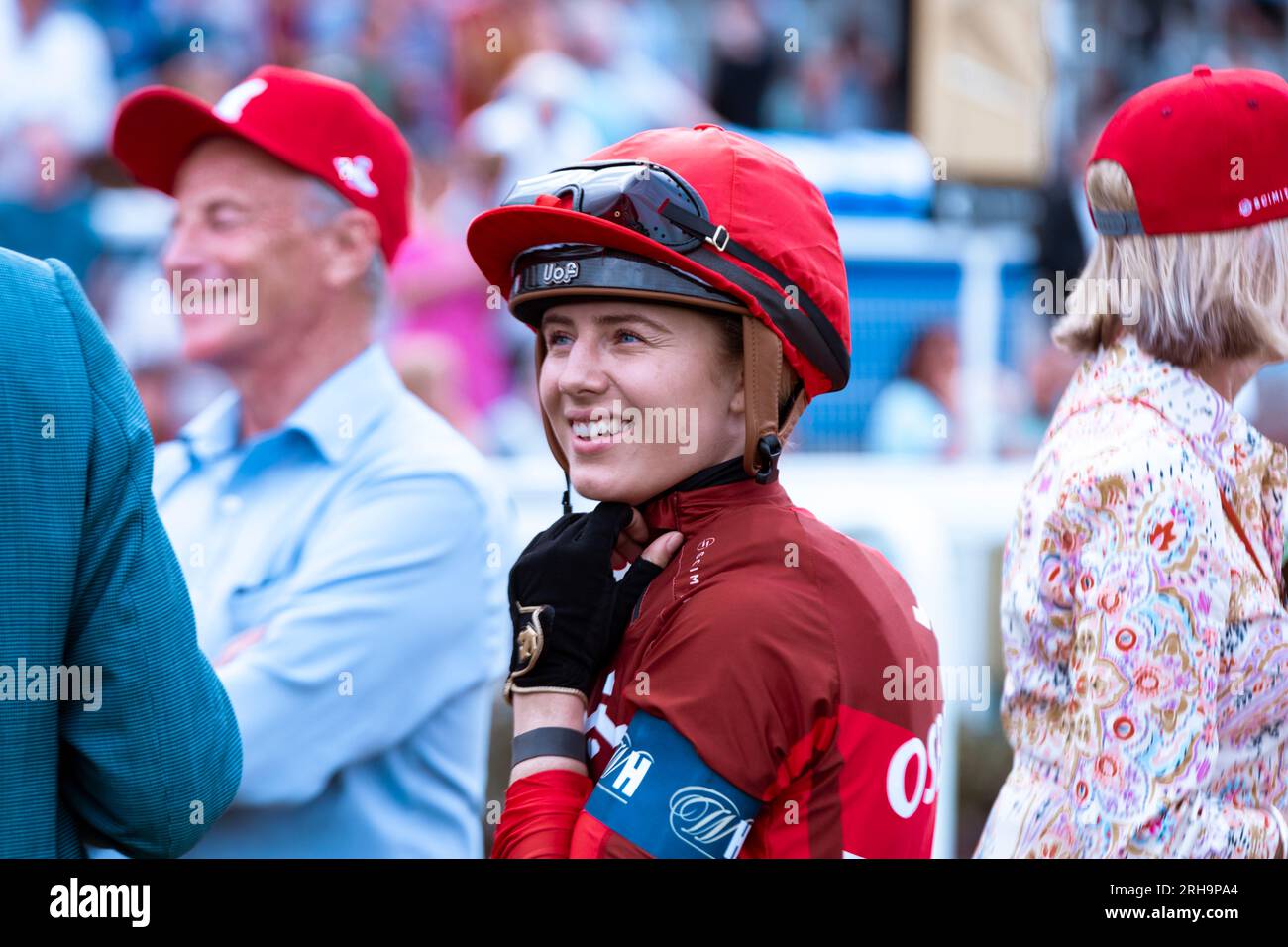 Jockey femminile Saffie Osborne sorride al Racing League Week 2 all'ippodromo di Chepstow. Foto Stock