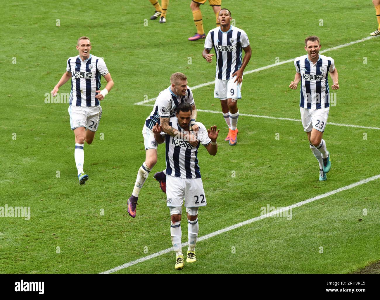 Nacer Chadli del West Bromwich festeggia dopo aver segnato un gol per raggiungere la Premier League 1-0 - West Bromwich Albion contro Tottenham Hotspur 15/10/2016 Foto Stock