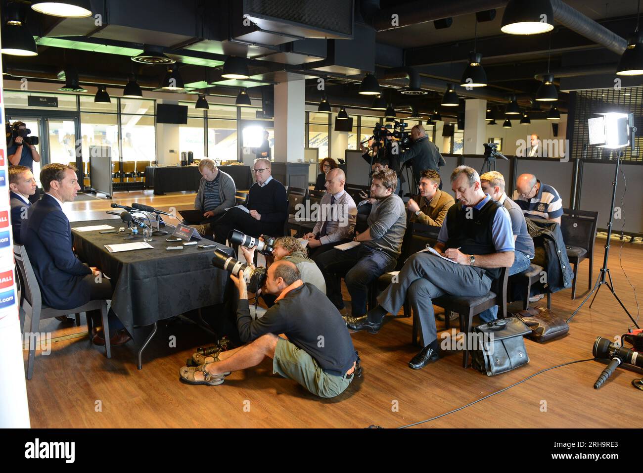 Conferenza stampa dell'allenatore inglese Gareth Southgate a Molineux nel 2014 Foto Stock