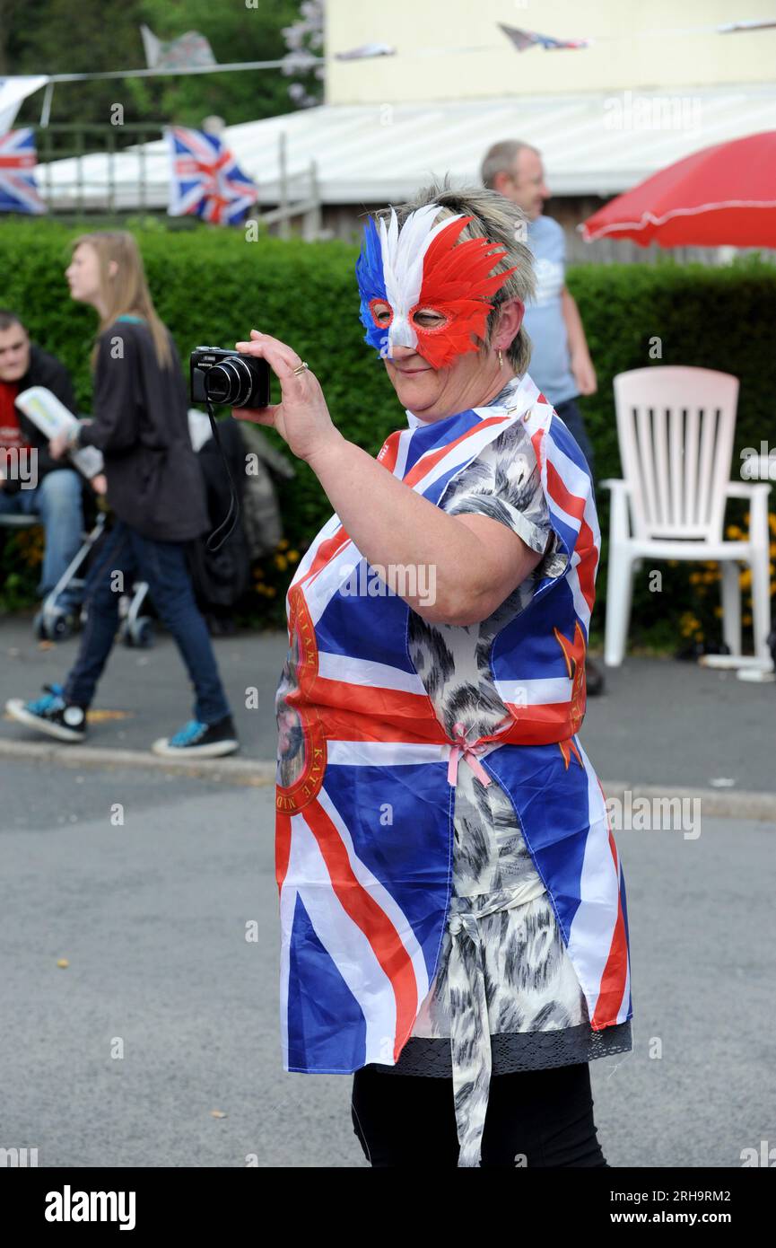 Donna drappeggiati in Union Jack Flag a Royal Wedding Street party in strada superiore, Madeley, Telford. Foto Stock