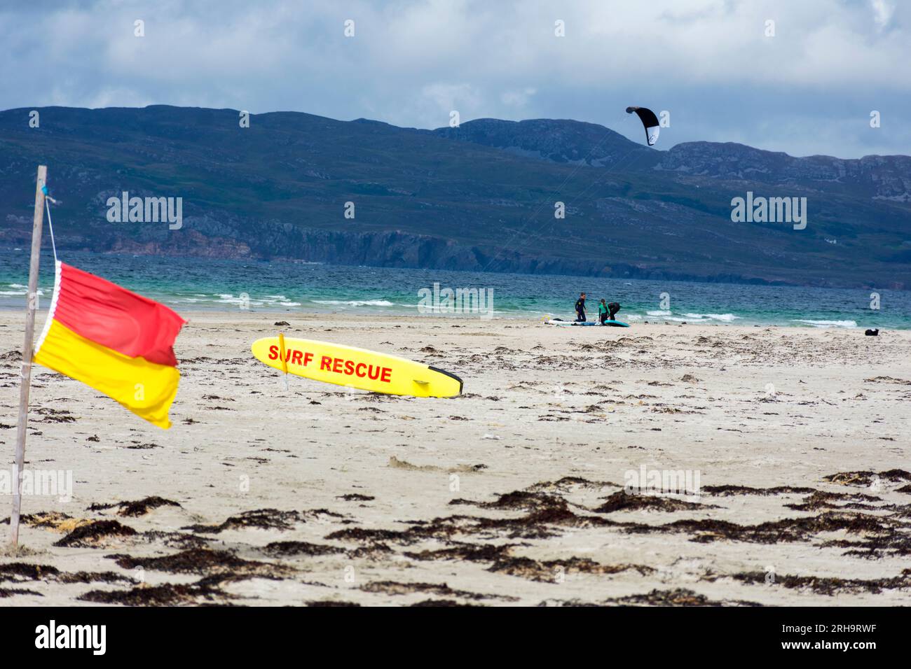 Narin Strand o spiaggia, vicino a Portnoo, Ardara, Contea di Donegal, Irlanda. Una spiaggia con bandiera blu sulla costa della Wild Atlantic Way. Surf Rescue e kite surf Foto Stock