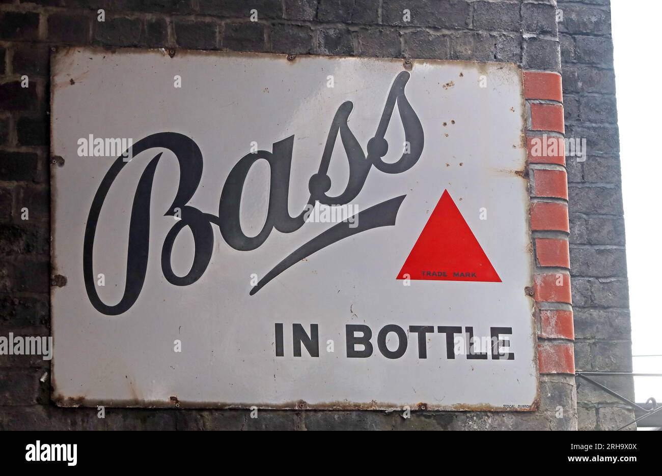 Famoso marchio Bass in Bottle, triangolo rosso 1875, su un cartello smaltato di metallo, Wigan, Lancashire, Inghilterra, Regno Unito Foto Stock