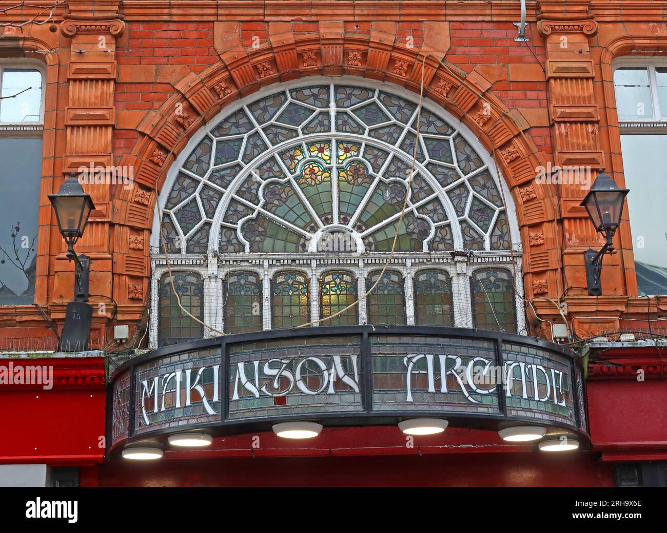 The Makinson Victorian Shopping Retail Arcade, nel centro della città di Wigan, Greater Manchester, Lancashire, Inghilterra, Regno Unito, WN1 1PL Foto Stock