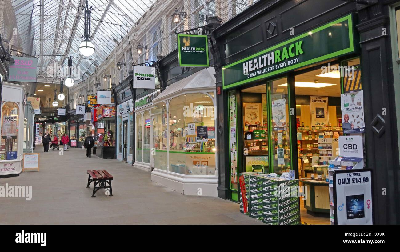 The Makinson Victorian Shopping Retail Arcade, nel centro della città di Wigan, Greater Manchester, Lancashire, Inghilterra, Regno Unito, WN1 1PL Foto Stock
