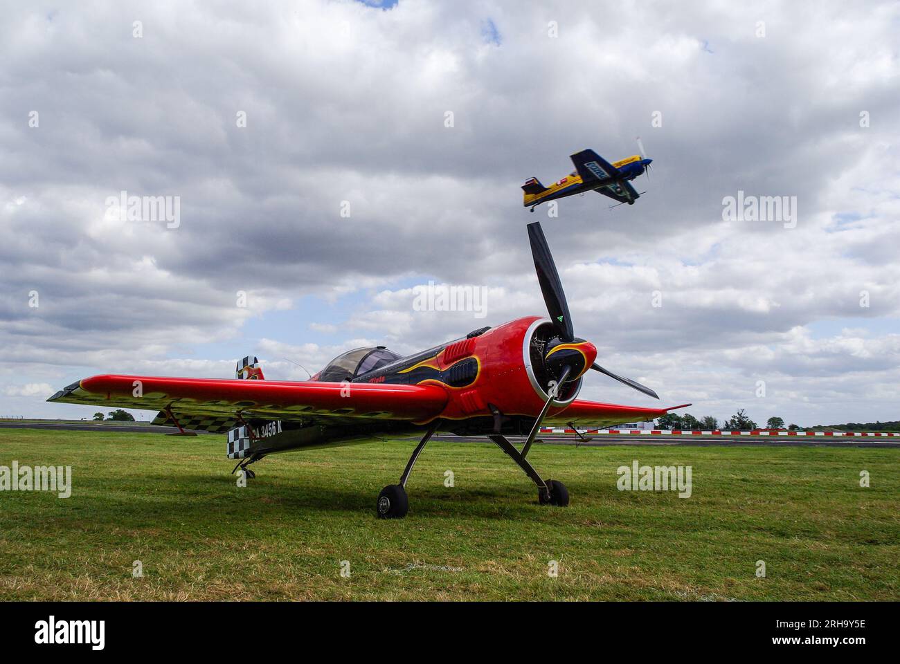Sukhoi su-26M3 aereo acrobatico al World Aerobatics Championships WAC al circuito di Silverstone, Regno Unito, con un decollo Foto Stock