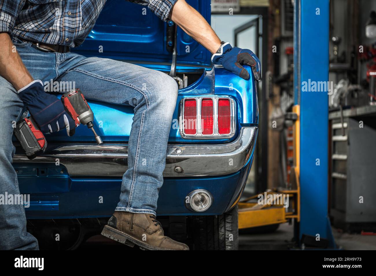 L'hobbista Classic Cars Restoration e il suo attuale progetto di veicoli. Tema automobilistico. Foto Stock