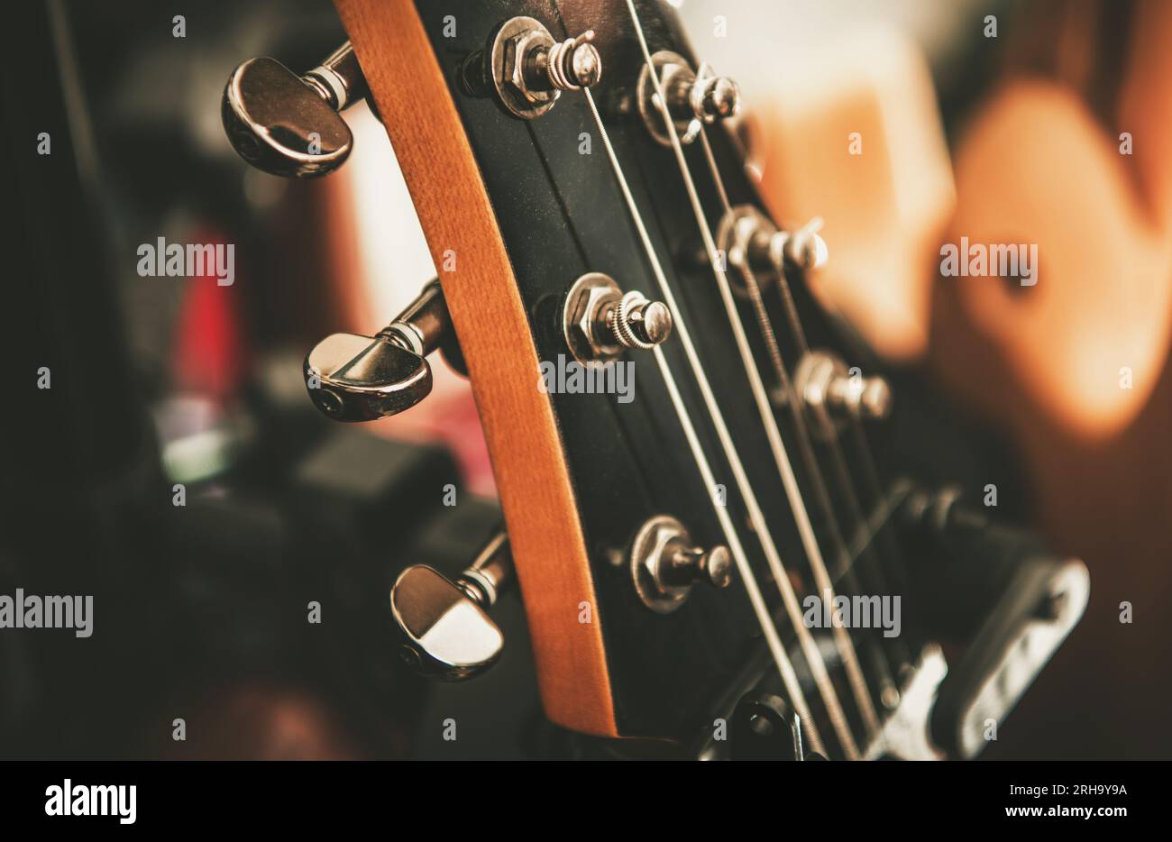 Foto ravvicinata della testa della chitarra e dei tasti di sintonizzazione. Tema del settore musicale e dell'intrattenimento. Foto Stock