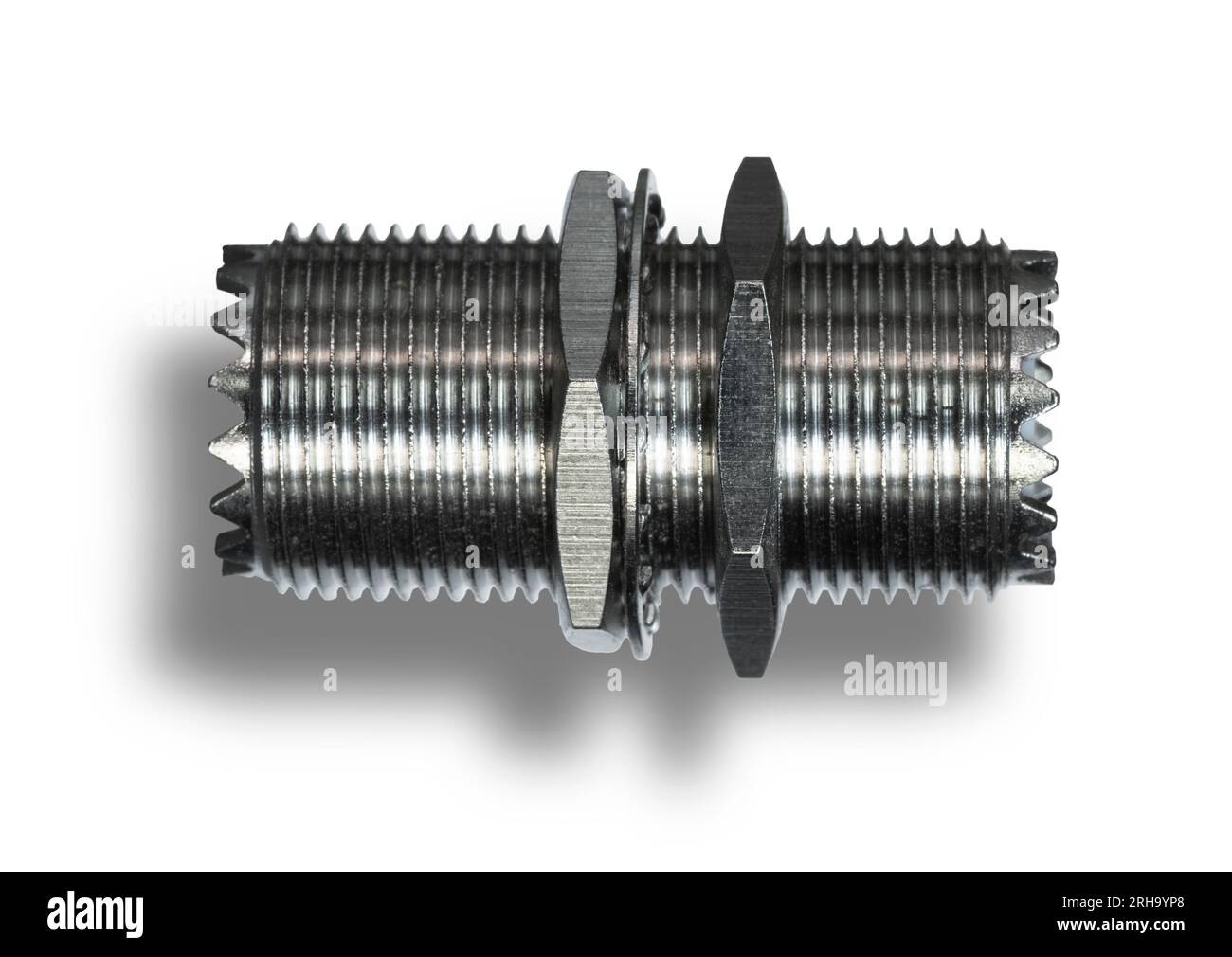 Hardware SO-239 che può unire due pezzi coassiali con PL-259 o essere montato in una custodia da un operatore radio cb. Foto Stock