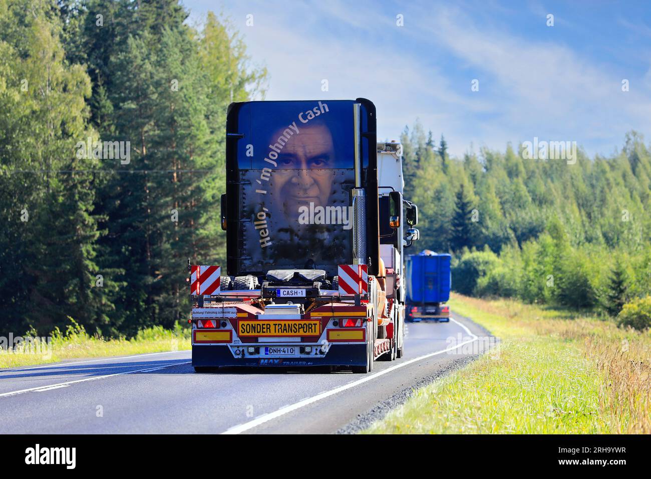 Freightliner 6X4 Johnny Cash di Kosken Autokeskus Oy viaggia con stile al Power Truck Show su un semirimorchio trainato da DAF XF. Finlandia, 10 agosto 2023. Foto Stock