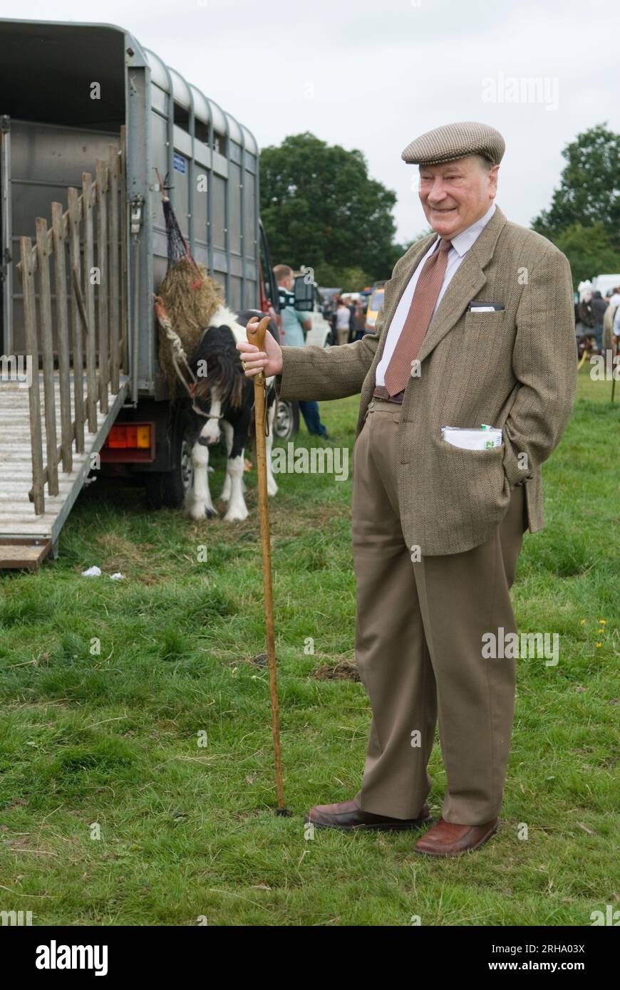 Anziano gitano vestito in tweed e berretto piatto in tweed coordinato. Ha un Thumb Stick. Barnet Gypsy Horse Fair, Hertfordshire, Regno Unito. 2010s 2011 nel 1588 la regina Elisabetta i concesse a Bartnet una carta reale per tenere una fiera. HOMER SYKES Foto Stock