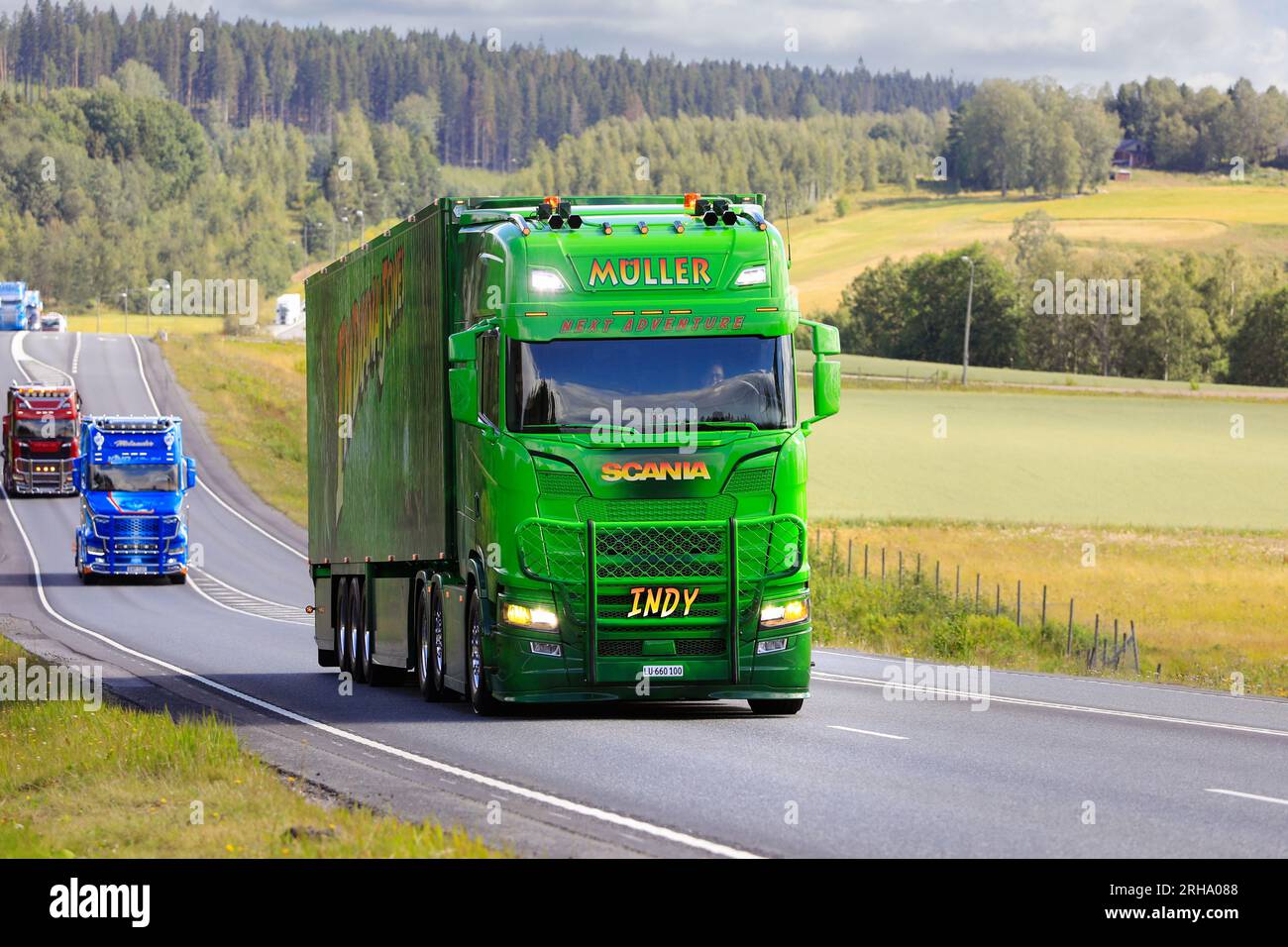 Bellissimo semirimorchio Scania 660S, Indiana Jones di Müller Ermensee, Svizzera Scania in convoglio per Power Truck Show. Finlandia, 10 agosto 2023. Foto Stock