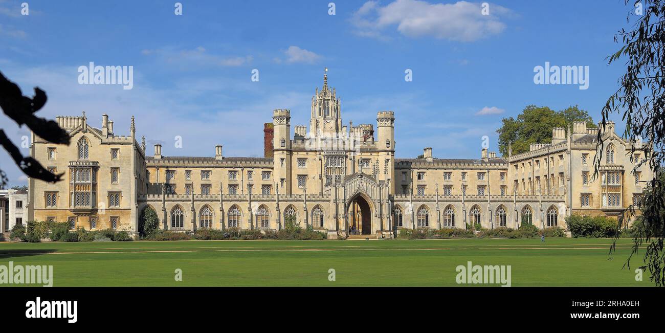 CAMBRIDGE, GRAN BRETAGNA - 8 SETTEMBRE 2014: Si tratta di un prato sul retro e di uno storico edificio del Trinity College. Foto Stock
