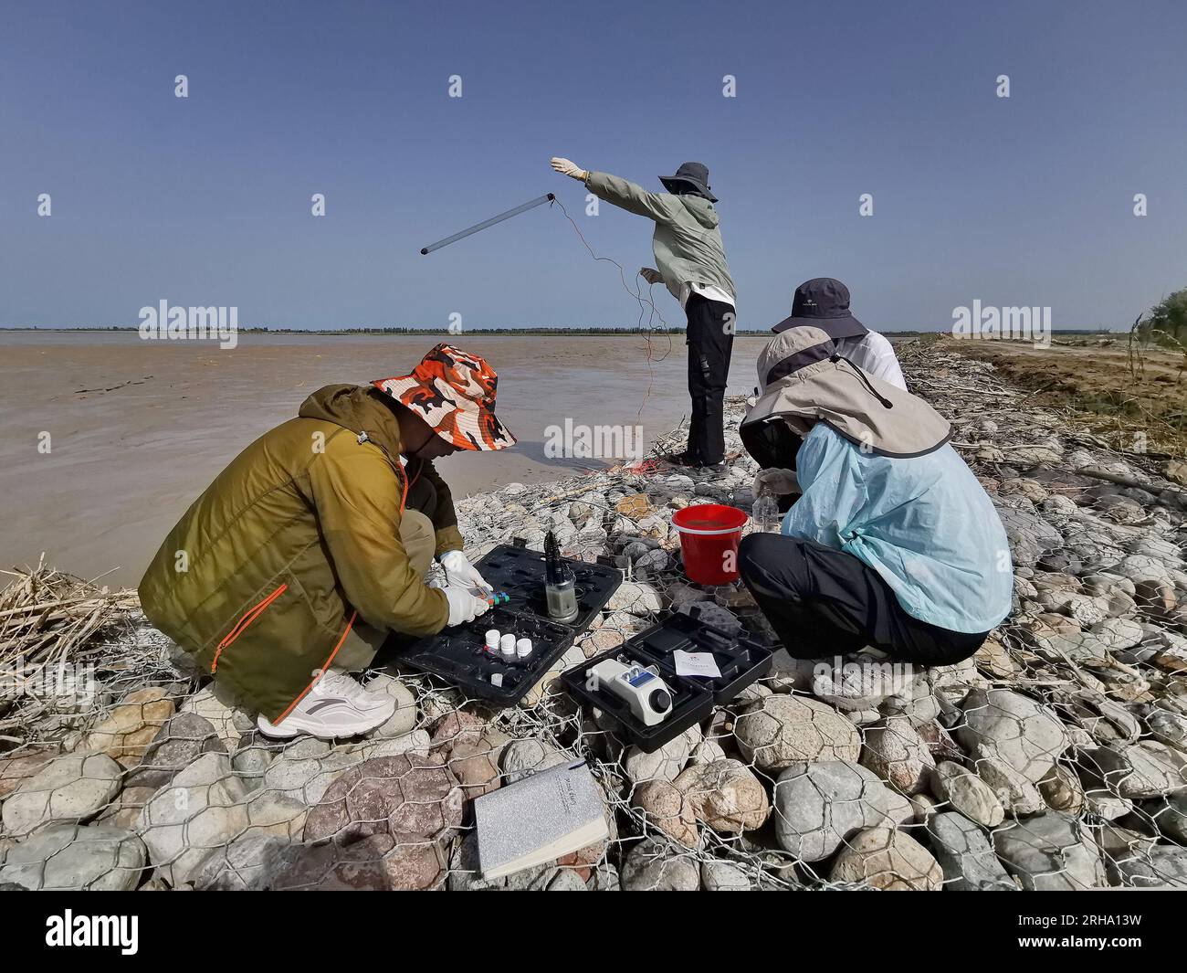 (230815) -- URUMQI, 15 agosto 2023 (Xinhua) -- gli scienziati conducono rapidi test sul campo e campionamento delle acque superficiali alle sorgenti del fiume Tarim durante la terza spedizione scientifica globale nella regione autonoma di Xinjiang Uygur della Cina nord-occidentale, il 2 agosto 2023. ANDARE CON "Across China: Scientific Expedition supports high-Quality Development in Xinjiang" (Accademia cinese delle scienze/Handout via Xinhua) Foto Stock