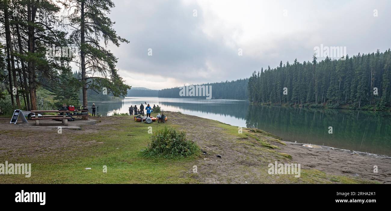 Banff National Park, Alberta, Canada – 8 agosto 2023: Una troupe cinematografica lavora sulle rive del lago Johnston Foto Stock