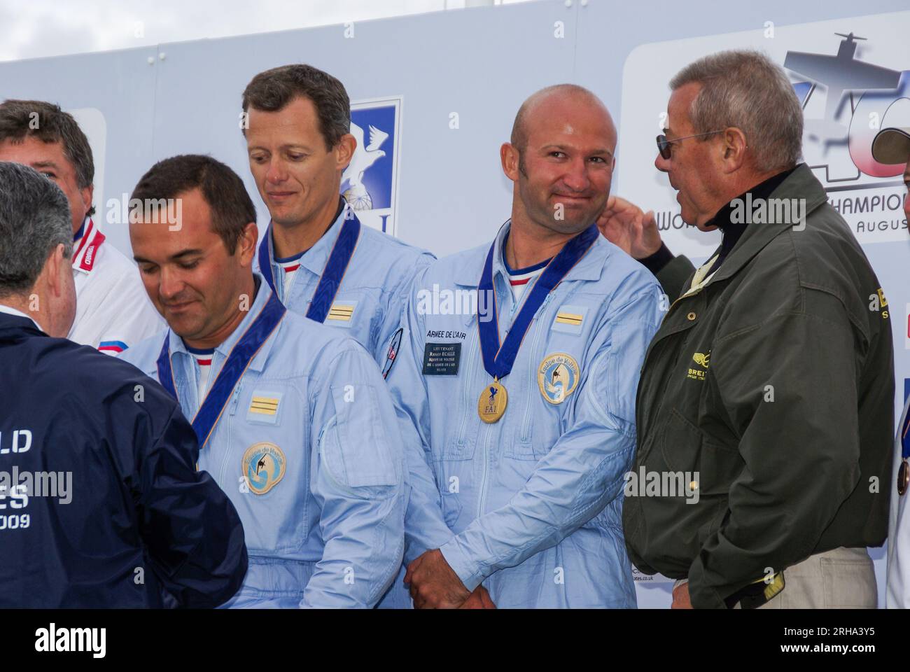 Il francese del team acrobatico al mondo campionati acrobazia WAC a Silverstone, UK. Con i vincitori del trofeo, trofei. Renaud Ecalle, Francois Le Vot Foto Stock