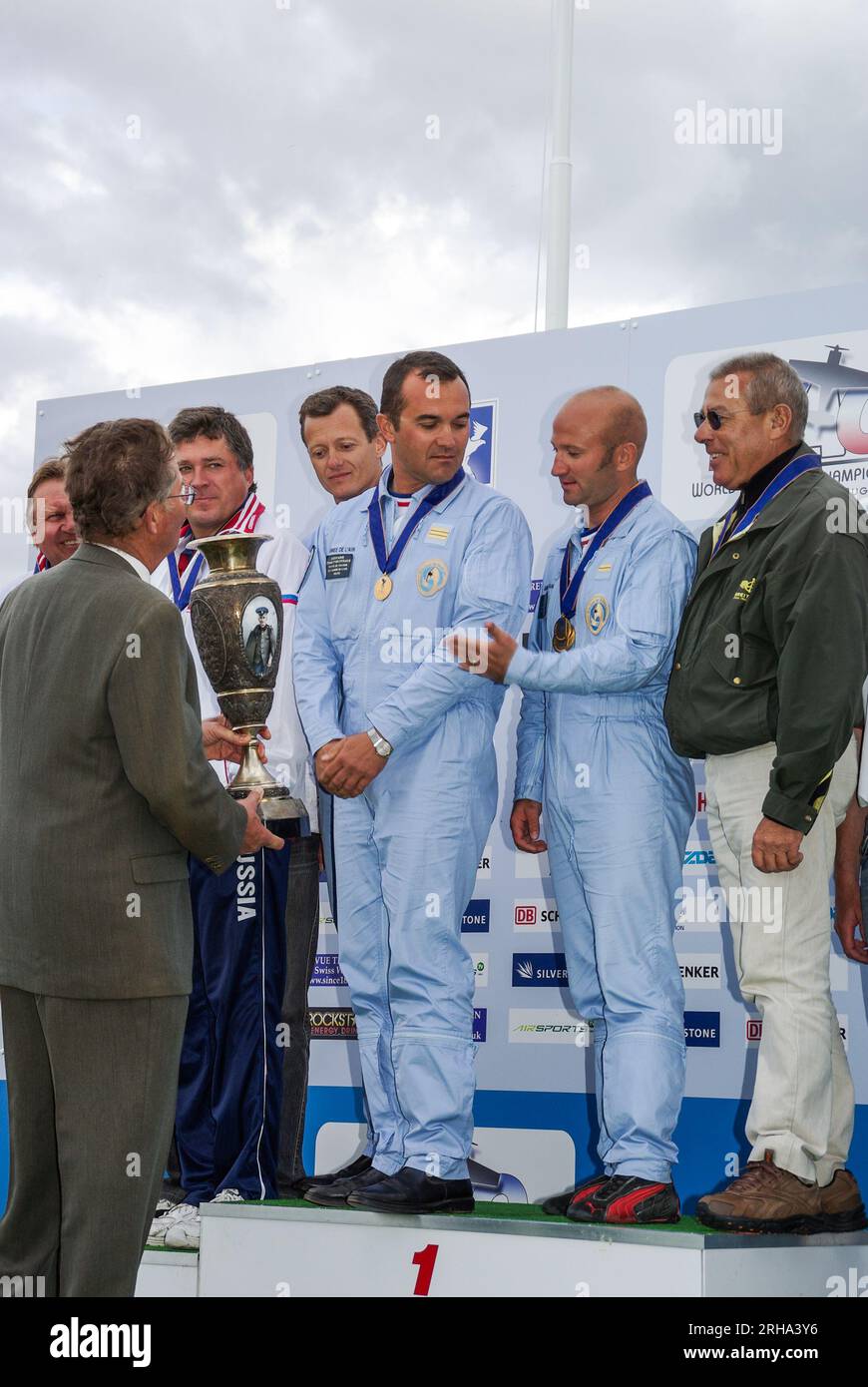 Il francese del team acrobatico al mondo campionati acrobazia WAC a Silverstone, UK. Con i vincitori del trofeo, trofei. Renaud Ecalle, Francois Le Vot Foto Stock