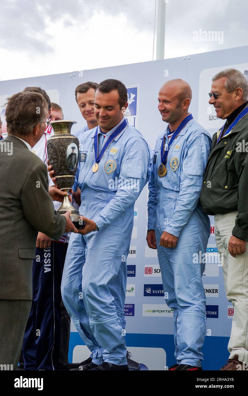 Il francese del team acrobatico al mondo campionati acrobazia WAC a Silverstone, UK. Con i vincitori del trofeo, trofei. Renaud Ecalle, Francois Le Vot Foto Stock
