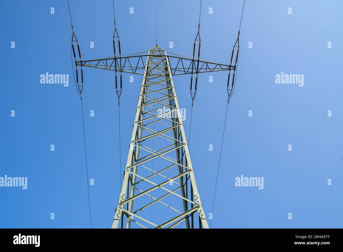 Traliccio elettrico con linee elettriche ad alta tensione nel cielo blu Foto Stock