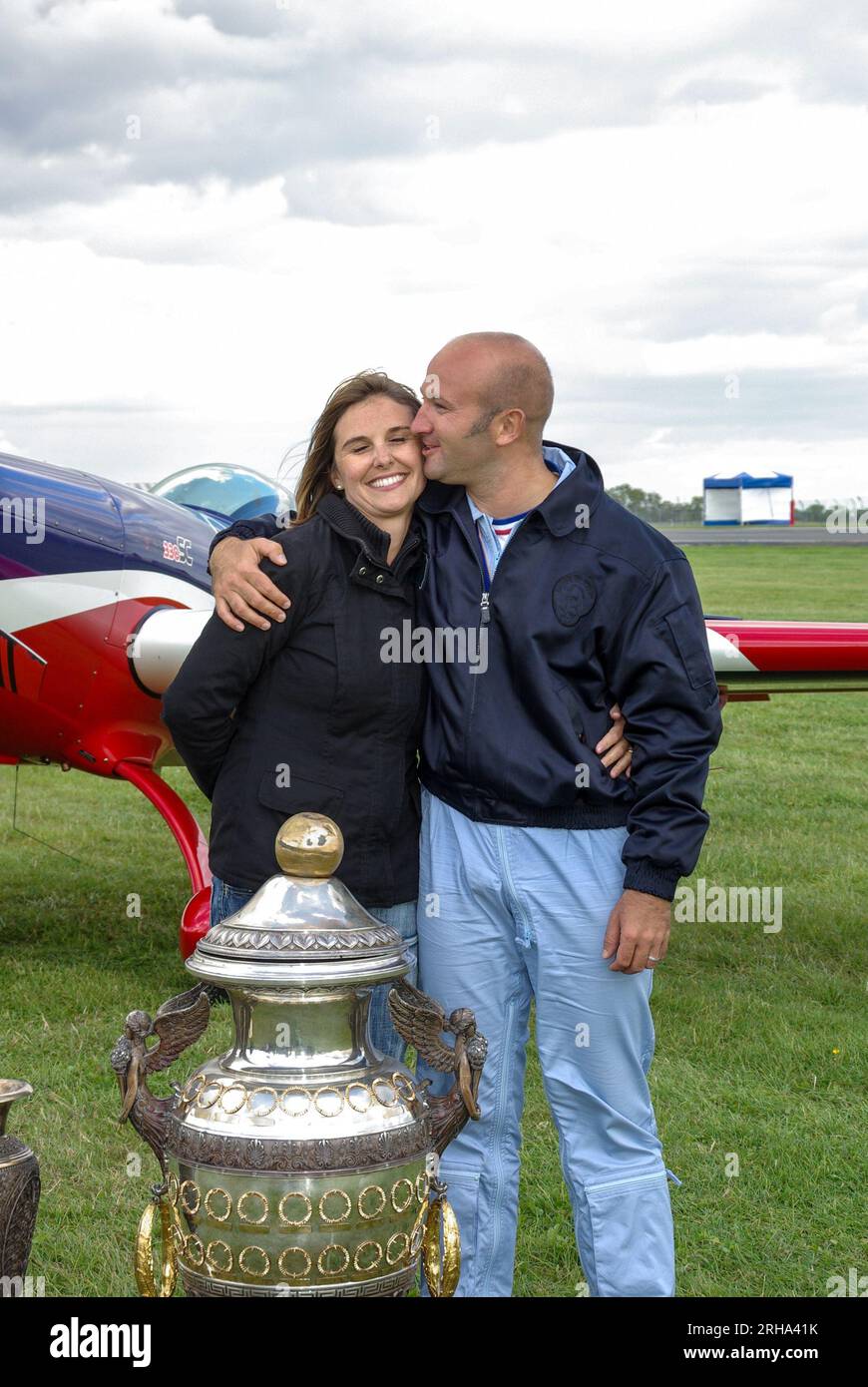 Renaud Ecalle, pilota acrobatico francese, vincitore della medaglia d'oro ai campionati mondiali di acrobazia a Silverstone, Regno Unito. Con la moglie Alice Ecalle. Aresti Cup Foto Stock