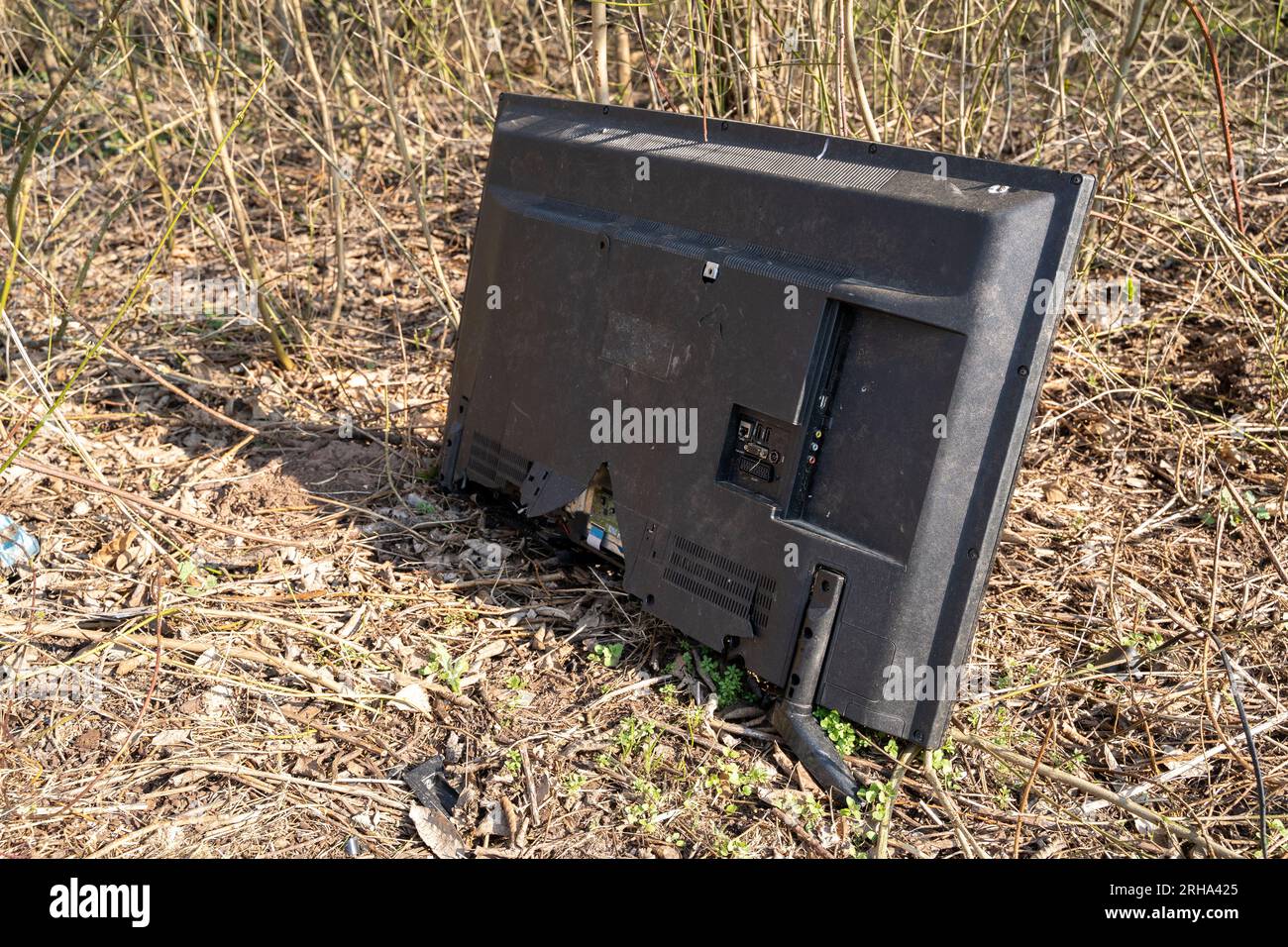 Vecchia televisione rotta nella natura Foto Stock