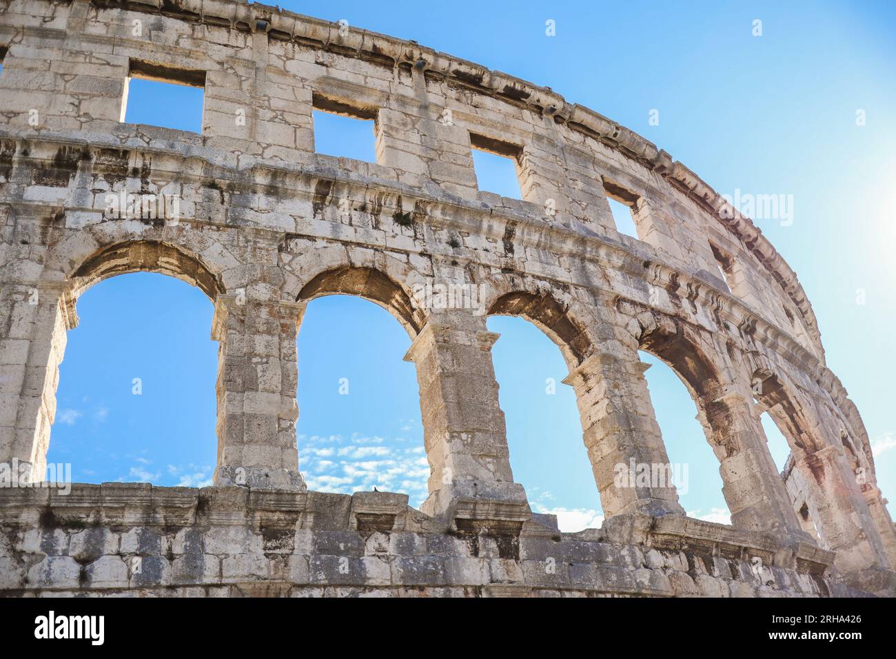 Anfiteatro romano con finestra ad arco in Croazia. Punto di riferimento della Pola Arena con Blue Sky. Monumento europeo all'esterno. Foto Stock