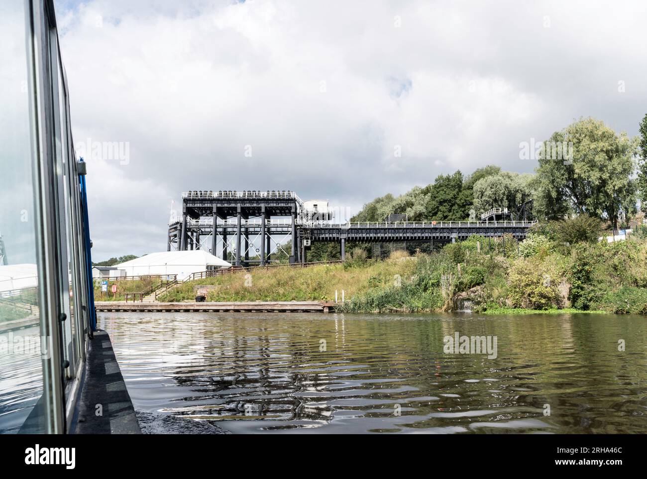 L'Anderton Boat Lift visto dal fiume Weaver nel Cheshire, Inghilterra, Regno Unito Foto Stock