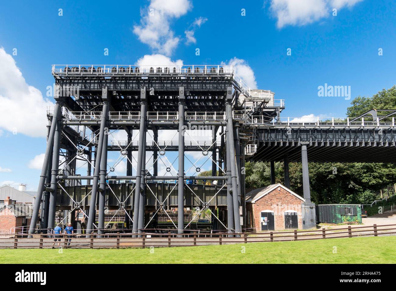 Vista laterale dell'Anderton Boat Lift nel Cheshire, Inghilterra, Regno Unito Foto Stock