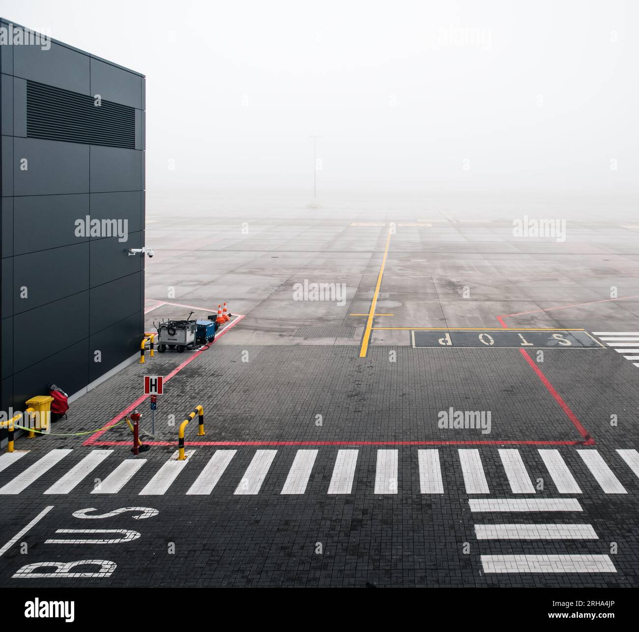 Aeroporto vuoto nella nebbia, era solo un cancello vuoto. Piazzale vuoto senza aerei vicino al terminal. Foto Stock