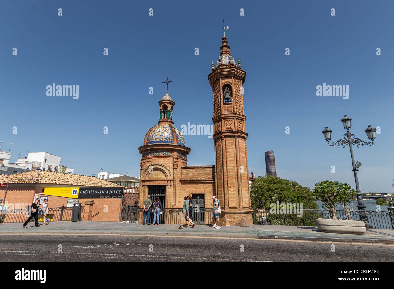 Siviglia, Spagna. La Capilla del Carmen (Cappella del Carmelo), nota anche come Iglesia del Puente (Chiesa del Ponte), di Anibal Gonzalez Foto Stock