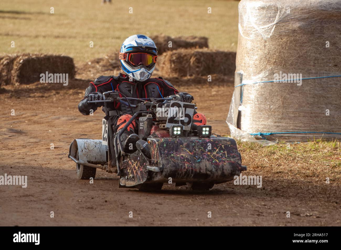 Un pilota di rasaerba da corsa del team "Mack and His Mate" prende una curva sul circuito all'alba con la BLMRA 500, un percorso di 500 km in stile le Mans Foto Stock