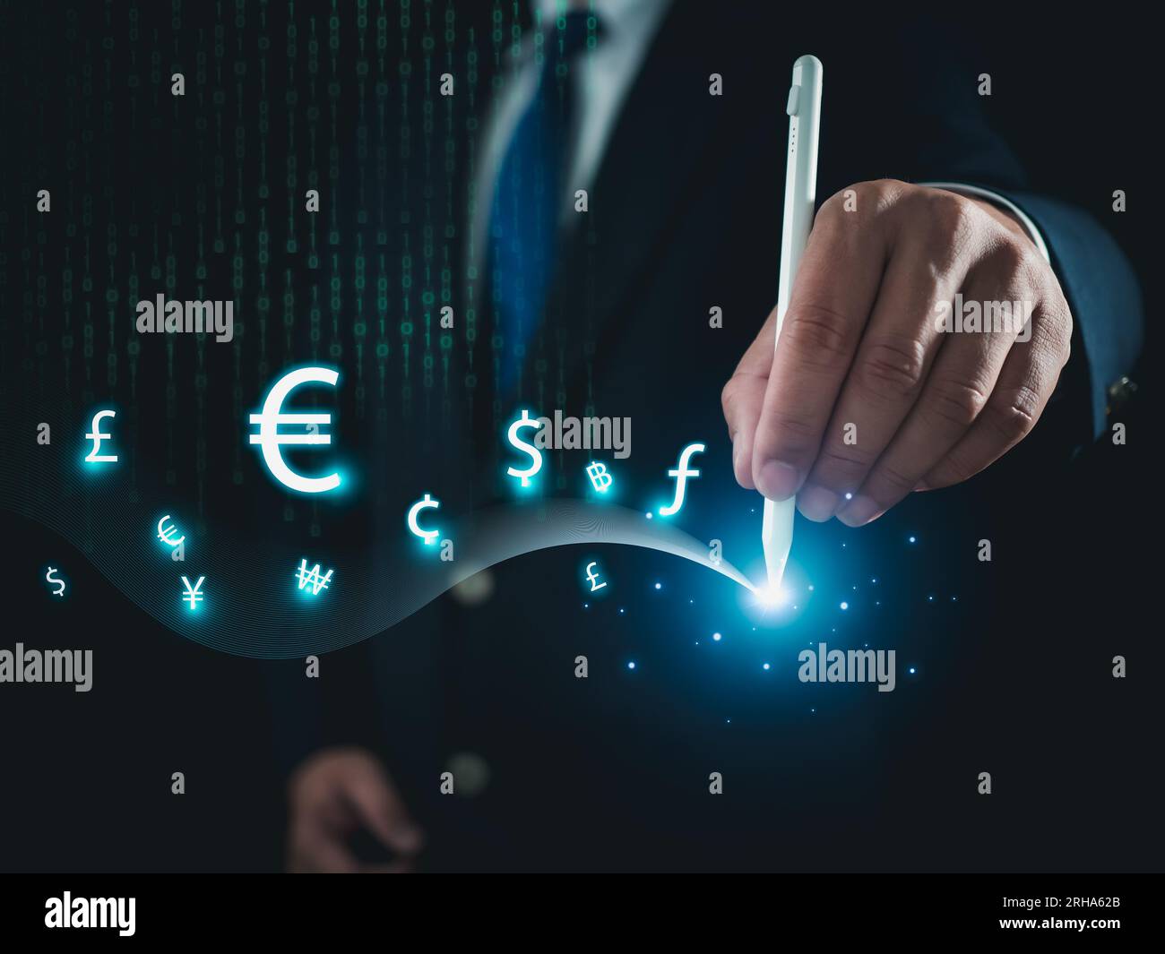 Cambio valuta globale e cambio. Uomo d'affari che tocca la penna con effetti realistici e simboli di dollaro, yuan, yen, euro e sterlina Foto Stock
