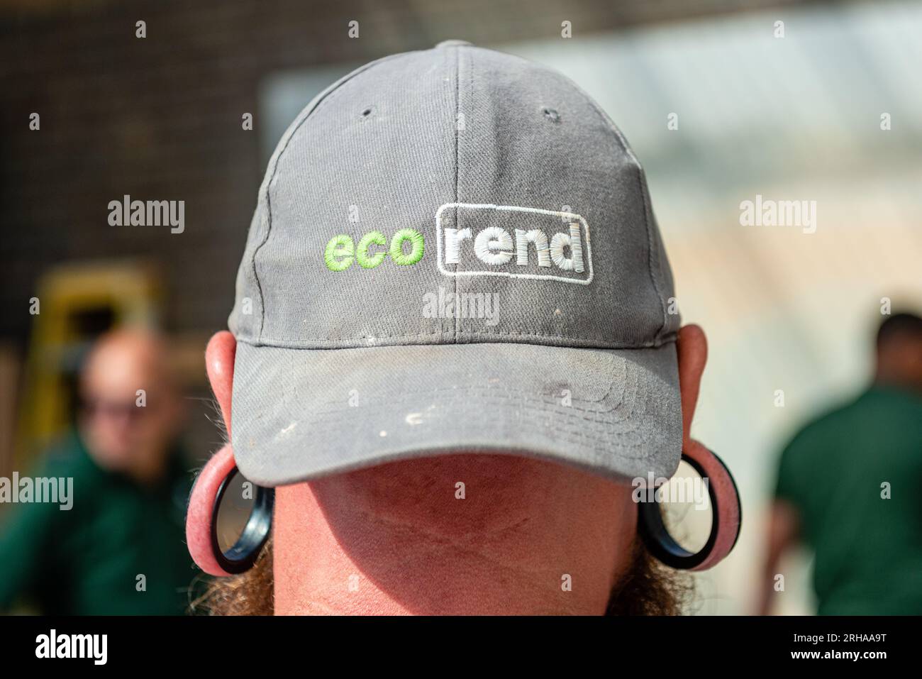 Ragazzo con cappuccio eco-compatibile con grandi orecchie Foto Stock