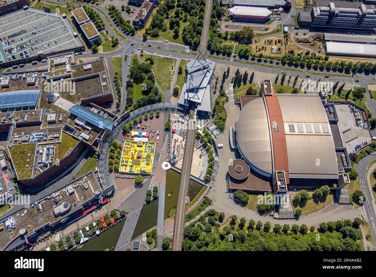 Vista aerea, centro commerciale Westfield Centro, Neue Mitte, Rudolf Weber Arena, Platz der Guten Hoffnung con parco giochi per bambini, Borbeck, Oberhausen, Foto Stock