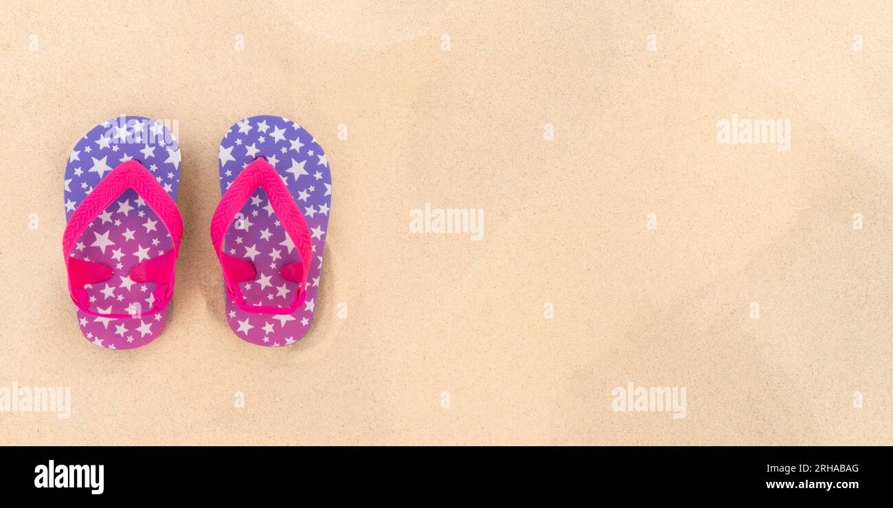 Le pantofole si trovano nella sabbia sulla spiaggia. Vacanze estive, viaggi e turismo. Riposo estivo. Stagione natalizia Foto Stock