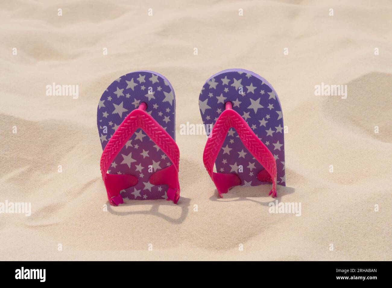 Le pantofole si trovano nella sabbia sulla spiaggia. Vacanze estive, viaggi e turismo. Riposo estivo. Stagione natalizia Foto Stock