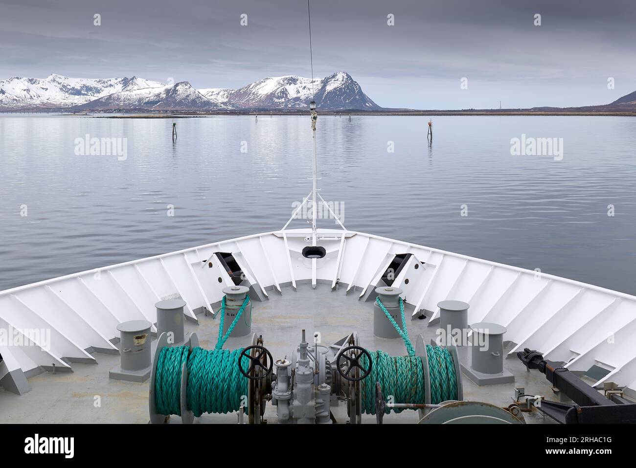 Lo stretto Canale di Risøysundet (Canale di Risøy), dragato negli anni '1870 per consentire alle navi più grandi di evitare il pericoloso Mare di Norvegia. 9 maggio 2023 Foto Stock