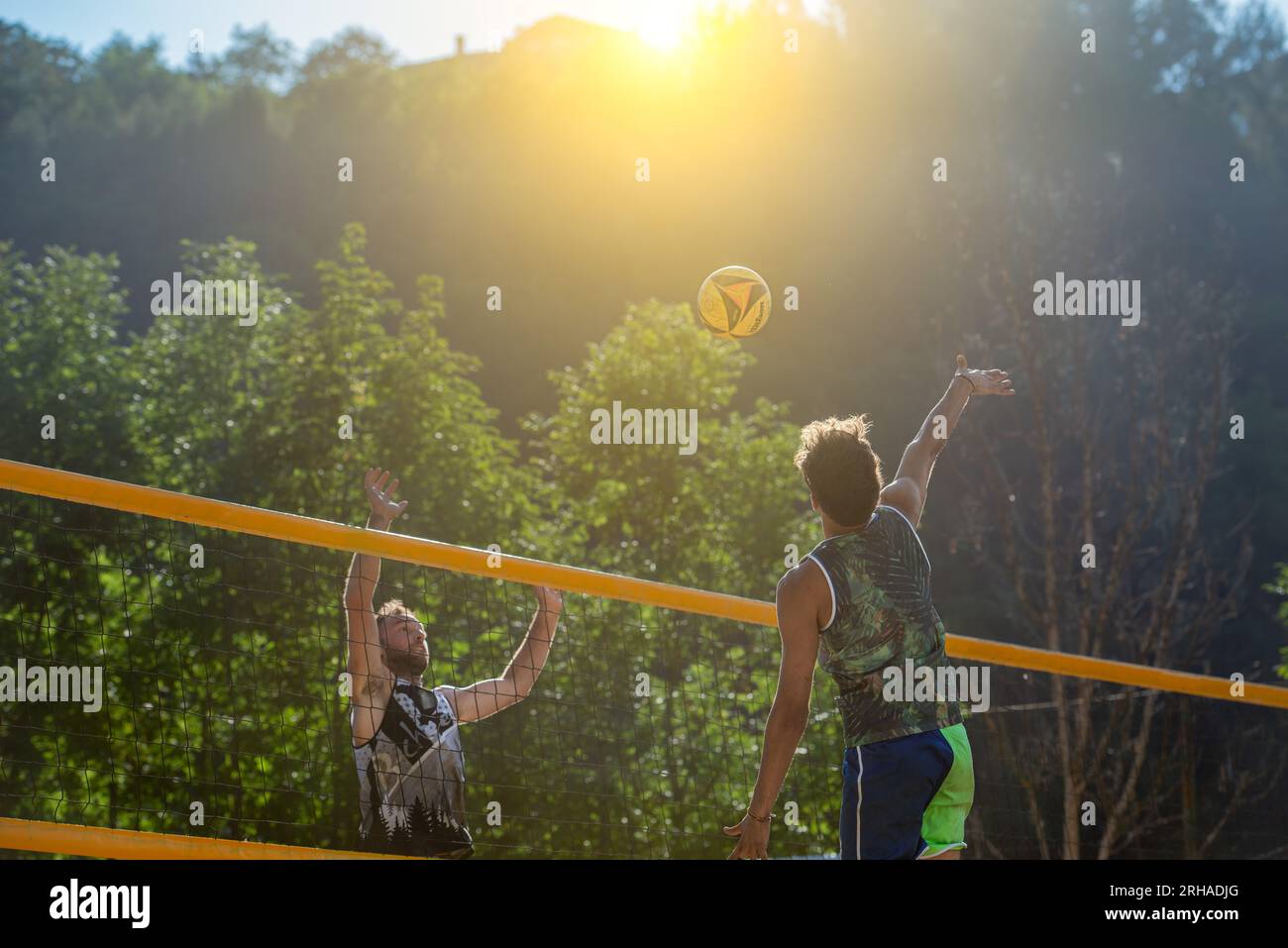 Giocatore di pallavolo che libera la palla dalla rete Foto Stock