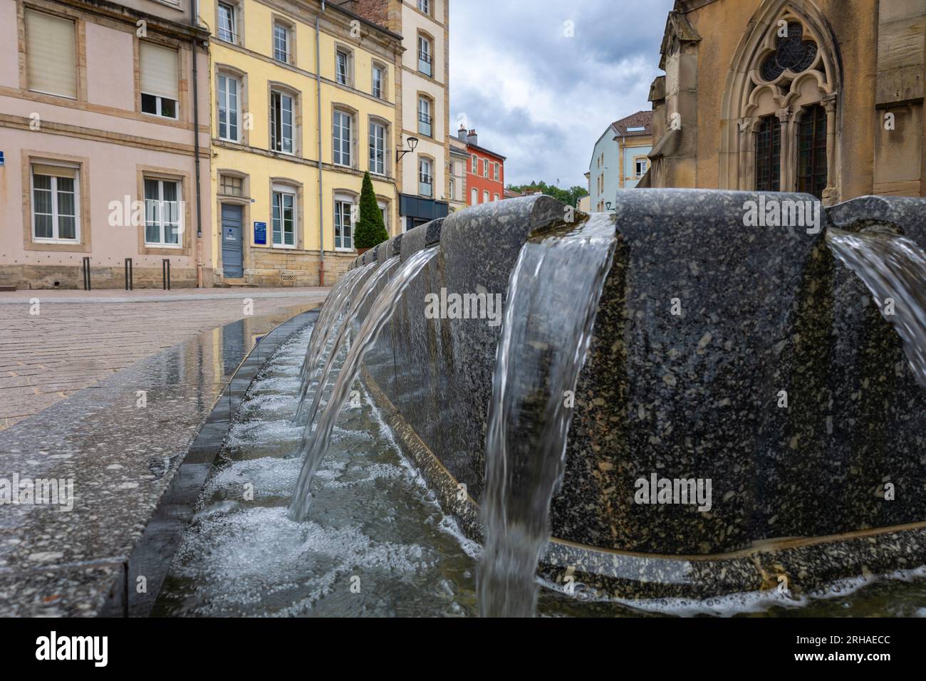 L'antica città di Epinal, una bellissima città francese nella regione dei Vosgi. foto scattata da una vista a occhio di rana di una fontana Foto Stock