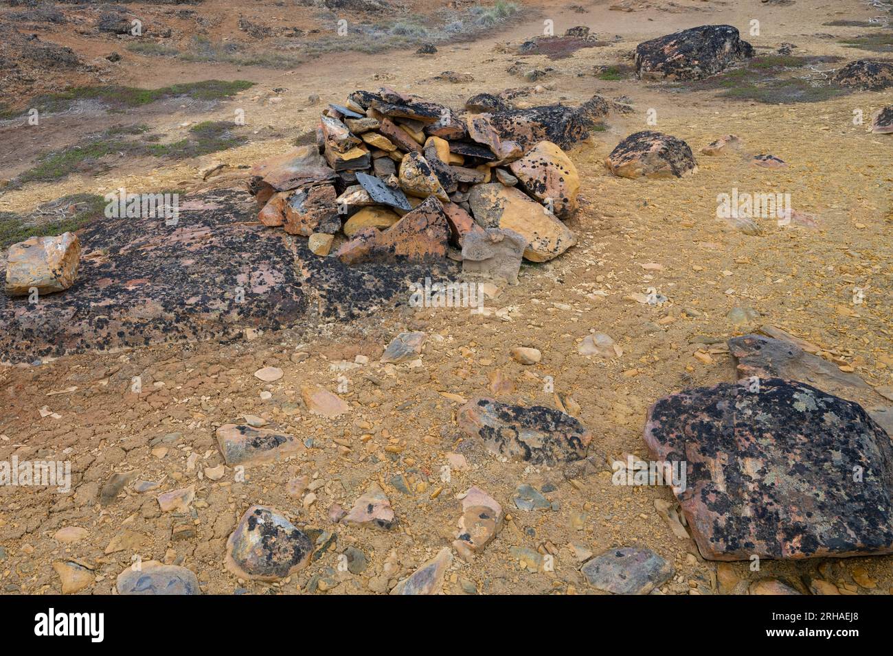 Groenlandia, Uummannaq Bay, Akulleq. Storica trappola di volpi in pietra, che si pensa sia la cultura di Thule, risalente a circa 500 anni fa. Foto Stock