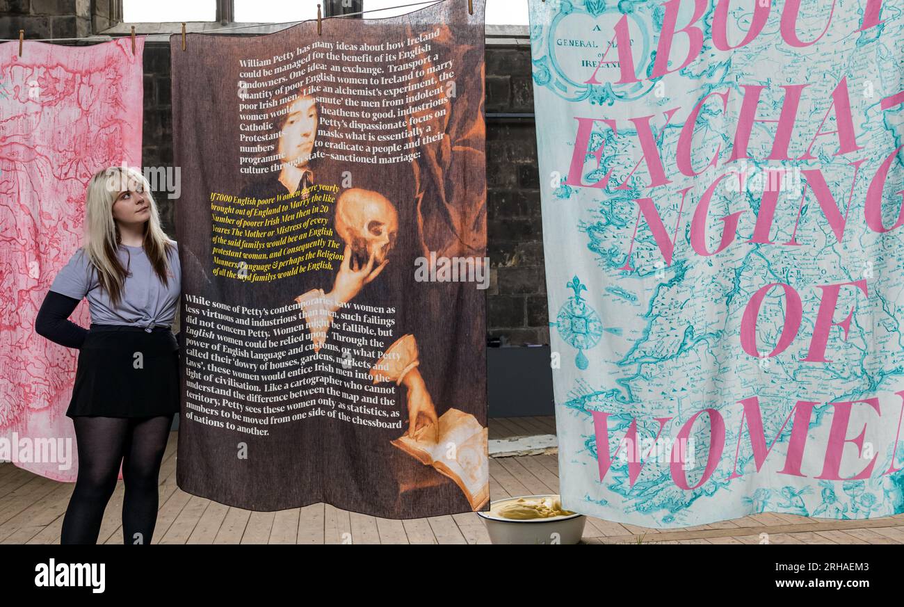 Royal Mile, Edinbugh, Scozia, Regno Unito, 15 agosto 2023. Edinburgh Art Festival: Platform è una mostra d'arte che celebra gli artisti della prima carriera che lavorano in Scozia, con l'opportunità di esporre nuove opere. Gli artisti selezionati di quest'anno sono Aqsa Arif, Crystal Bennes, Rudy Kanhye e Richard Maguire, che stanno presentando lavori nella storica cornice dell'abside gotica della Trinità. Nella foto: Una giovane donna ammira le opere. Crediti: Sally Anderson/Alamy Live News Foto Stock