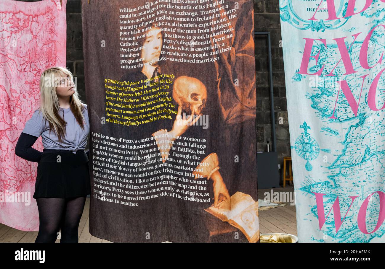 Royal Mile, Edinbugh, Scozia, Regno Unito, 15 agosto 2023. Edinburgh Art Festival: Platform è una mostra d'arte che celebra gli artisti della prima carriera che lavorano in Scozia, con l'opportunità di esporre nuove opere. Gli artisti selezionati di quest'anno sono Aqsa Arif, Crystal Bennes, Rudy Kanhye e Richard Maguire, che stanno presentando lavori nella storica cornice dell'abside gotica della Trinità. Nella foto: Una giovane donna ammira le opere. Crediti: Sally Anderson/Alamy Live News Foto Stock