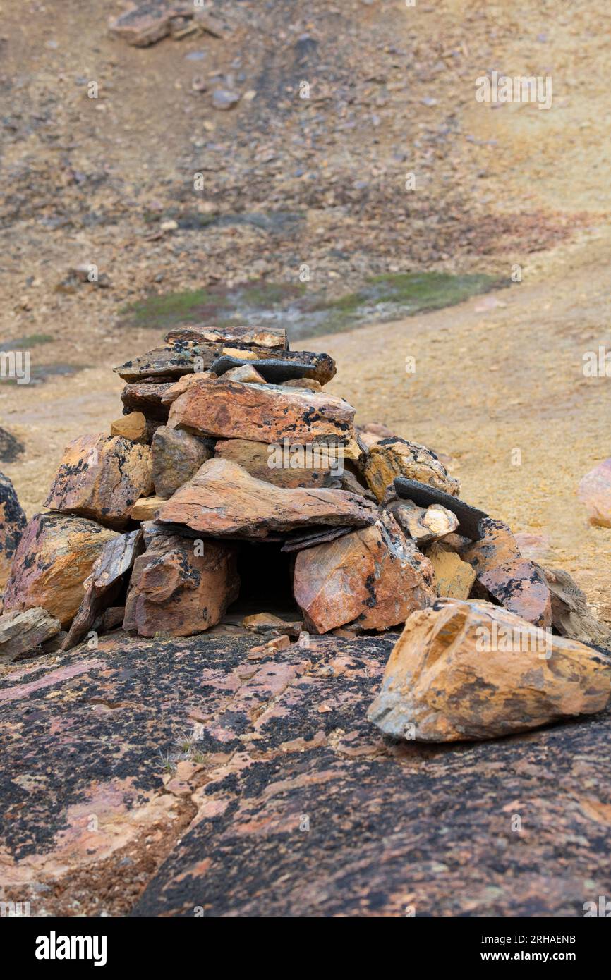 Groenlandia, Uummannaq Bay, Akulleq. Storica trappola di volpi in pietra, che si pensa sia la cultura di Thule, risalente a circa 500 anni fa. Foto Stock