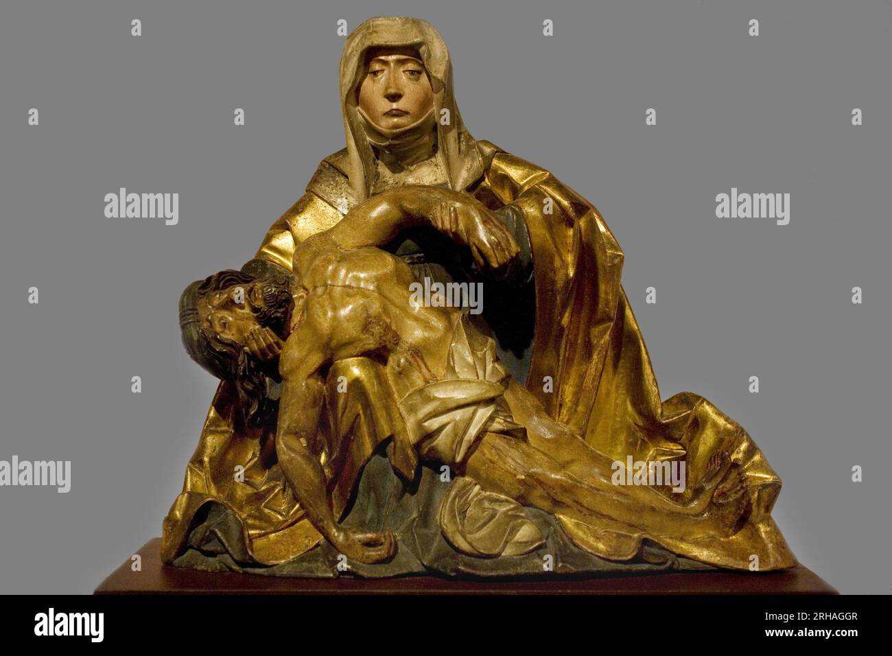 "Vierge de pitie au Christ mort" vers 1510-1520, region du Tyrol du sud, sculpture de predelle en bois peint et dore, conservee au musee Bonnat de Bayonne. Photographie Selva, 2008. . Foto Stock
