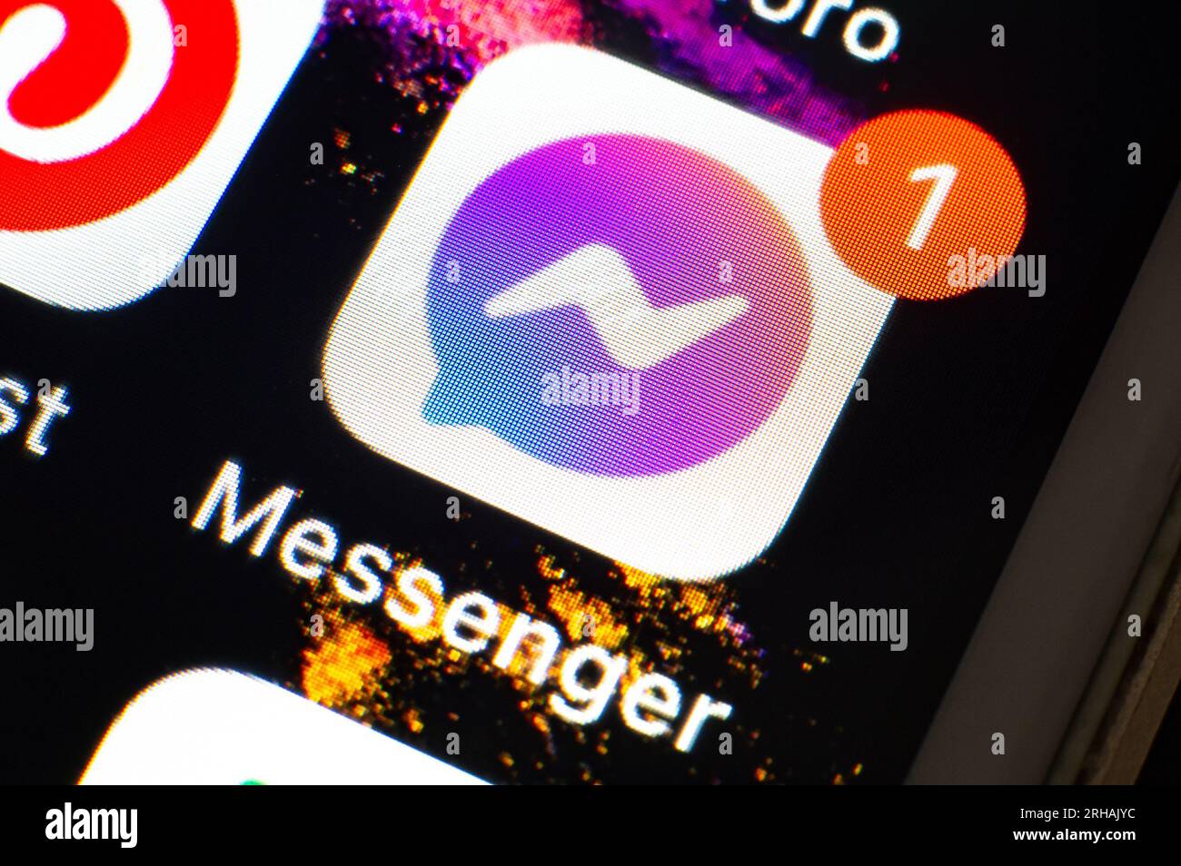 OSTRAVA, REPUBBLICA CECA - 2 AGOSTO 2023: Icona dell'app mobile Meta Facebook Messenger in iOS con un cerchio rosso che mostra un messaggio in arrivo Foto Stock