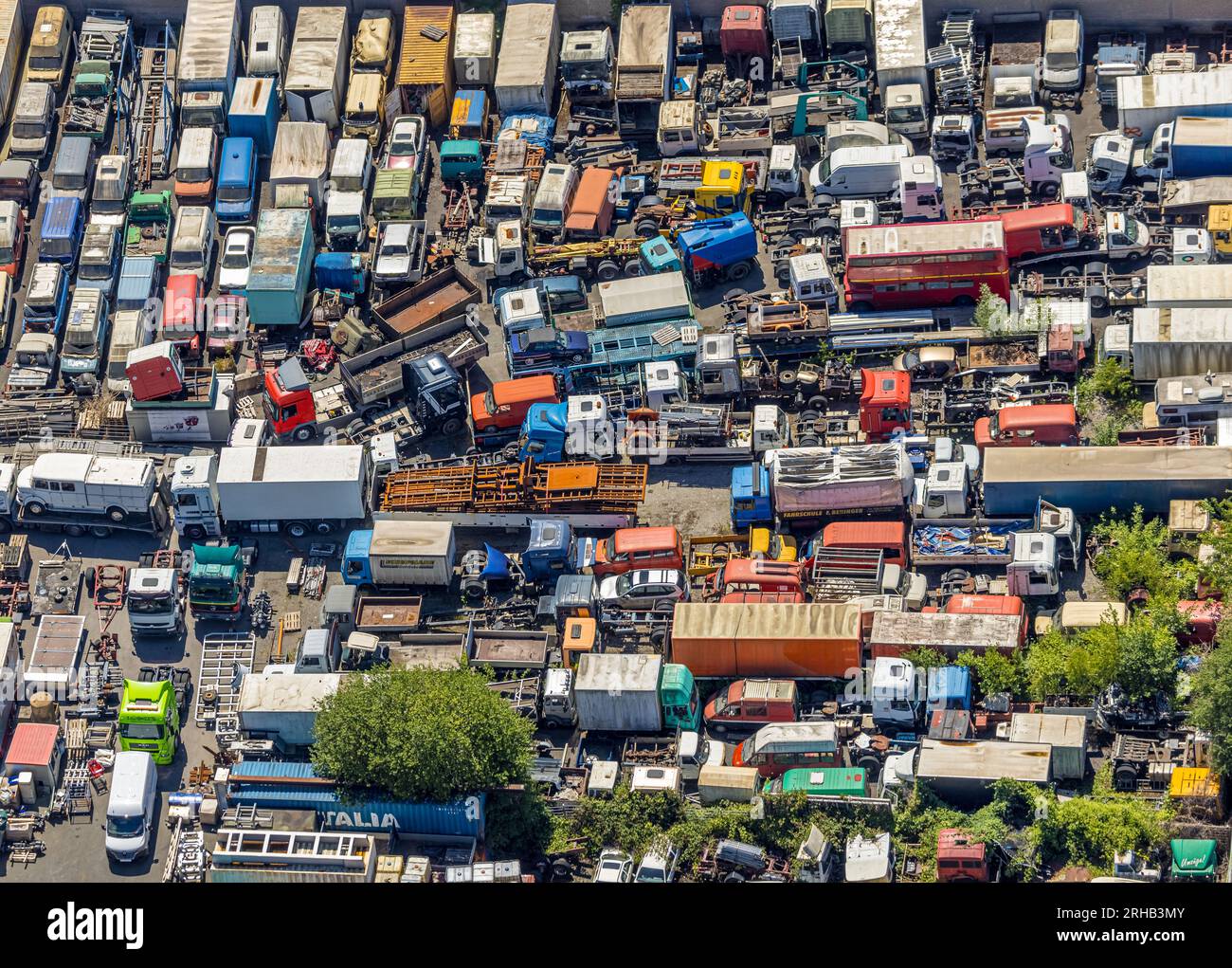 Vista aerea, cantiere rottami di camion Hänflingstraße, Heißen - Mitte, Mülheim an der Ruhr, regione della Ruhr, Renania settentrionale-Vestfalia, Germania, DE, Europa, commerciale Foto Stock
