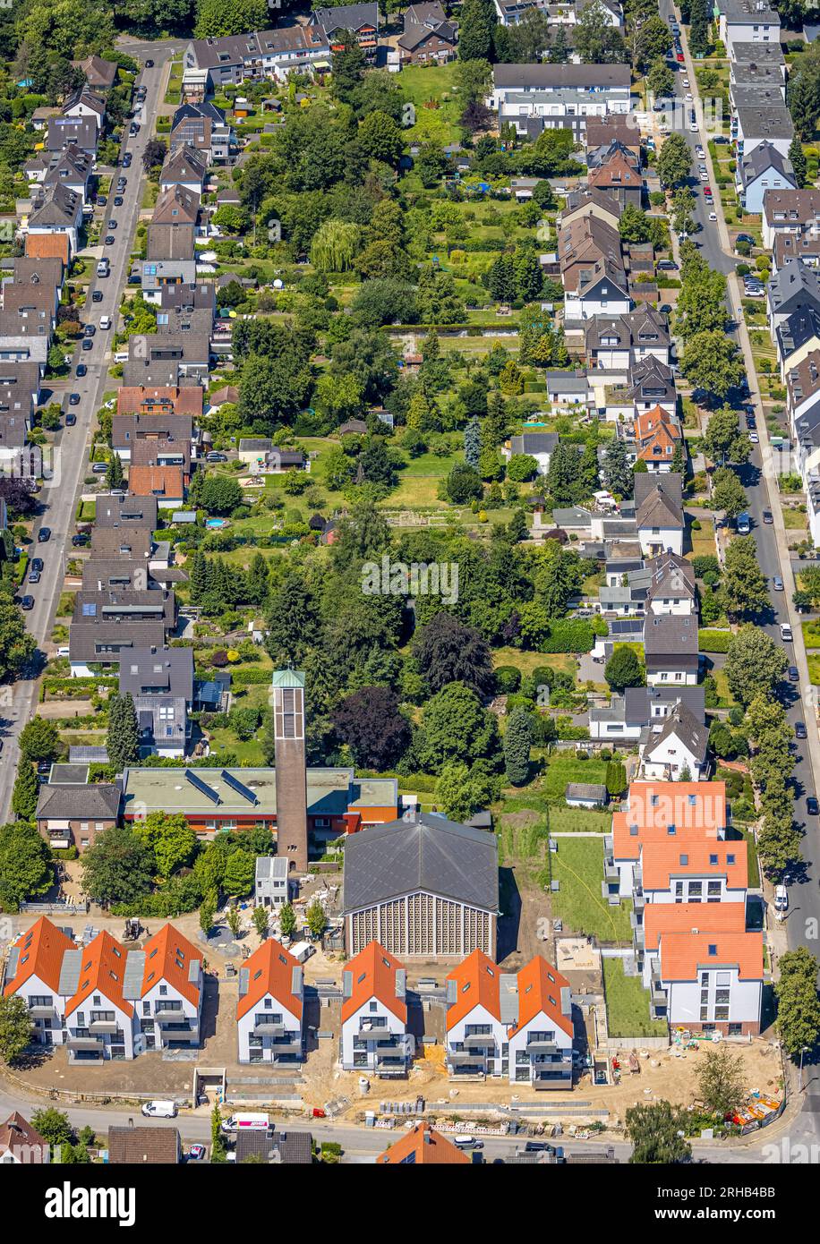 Veduta aerea, nuovo edificio insediamento di case a schiera Lindenhof, ex Christuskirche, zona residenziale Schneisberg con cortile verde, Saarn - Ovest, Mülh Foto Stock