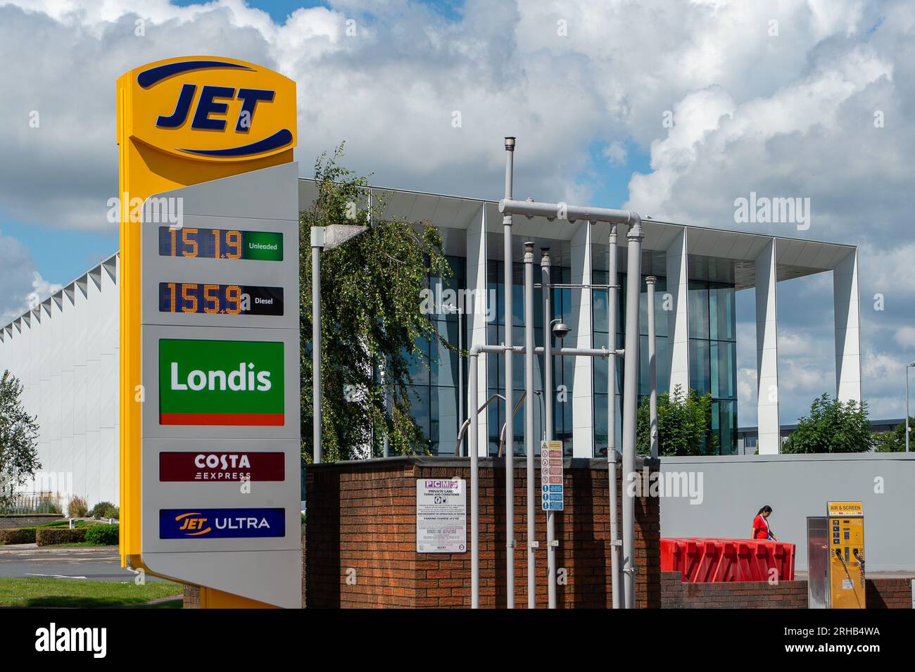 Slough, Berkshire, Regno Unito. 15 agosto 2023. I prezzi della benzina stanno riprendendo ad aumentare in molte stazioni di servizio in Inghilterra. Solo poche settimane la benzina era di circa 138,0 al litro. Oggi, presso la stazione di servizio Jet a Slough nel Berkshire, era di 151,9 per litro per la benzina e di 155,9 per litro per il diesel. Credito: Maureen McLean/Alamy Live News Foto Stock