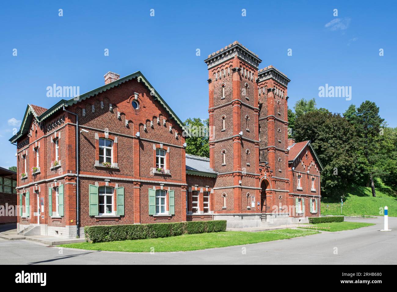 Edificio sala macchine dell'ascensore idraulico per imbarcazioni n.. 3 sul vecchio Canal du Centre a Strépy-Bracquegnies vicino a la Louvière, Hainaut, Vallonia, Belgio Foto Stock
